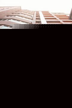 一名隨母親投宿飯店的四歲女童上午從飯店九樓樓梯間氣窗墜樓，掉落在一樓鐵皮屋頂上被緊急送醫搶救。