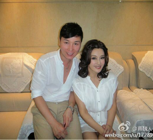 網友微博曝劉曉慶合影，指其沒穿內褲