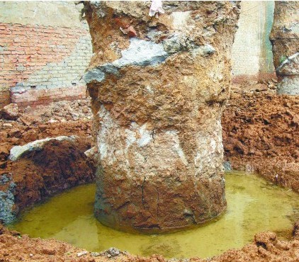 青島魯信長春花園承重柱裸露在外 泡水中現裂痕