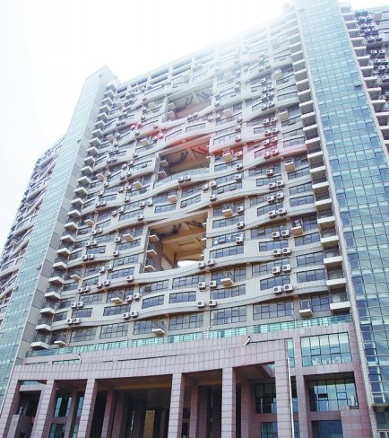 青島魯信長春花園承重柱裸露在外 泡水中現裂痕