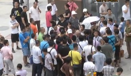 青島福順嘉苑手續(xù)不全就交房 矛盾升級(jí)與業(yè)主互毆