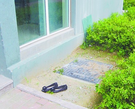 青島枕海山莊女子14樓墜落墻根死亡 身上無一點血跡 青島枕海山莊女子14樓墜落墻根死亡 身上無一點血跡