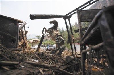 昨日，房山十渡景區，馬雕塑被放在一堆雜物里。