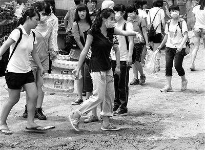 北京暴雨男子冒雨連救多名鄰居 因非當地人不能領物資