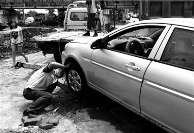 北京暴雨男子冒雨連救多名鄰居 因非當地人不能領物資