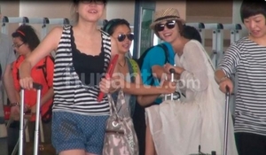 王珞丹黑超現身機場賣萌 坐箱子滑行與助手逗樂