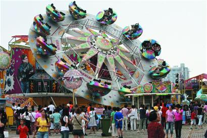 亞洲唯一瘋狂旋轉盤助興青島啤酒節 60噸機械怪獸入侵 亞洲唯一瘋狂旋轉盤助興青島啤酒節 60噸機械怪獸入侵