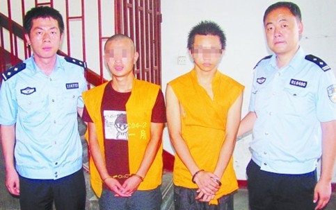 青島兩90后大學生吃燒烤忽悠攤主搶劫 夜襲獨行女 青島兩90后大學生吃燒烤忽悠攤主搶劫 夜襲獨行女