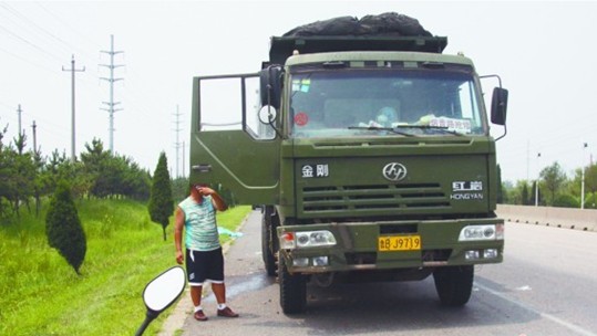 比亞迪追尾大貨散架 2人當場死亡1人系獨子 比亞迪追尾大貨散架 2人當場死亡1人系獨子