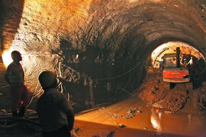 青島地鐵保河區間似豆腐里挖隧道 日排水1000噸易坍塌