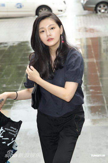 大炳追思會(huì)明星齊到場(chǎng) 大S現(xiàn)身哀悼黑衣紅鞋