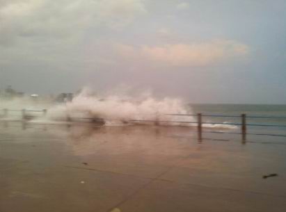 臺(tái)風(fēng)達(dá)維襲青島，網(wǎng)友實(shí)拍前海