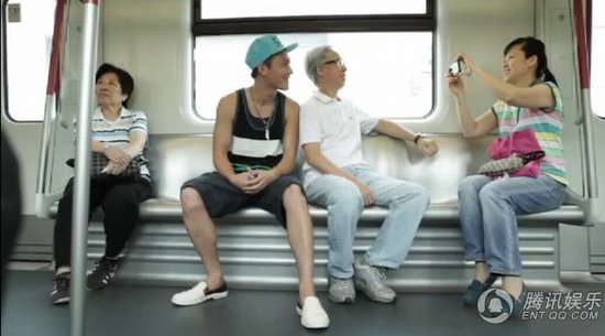 陳冠希錄節目人氣十足 地鐵遇爺爺級粉絲親密合影