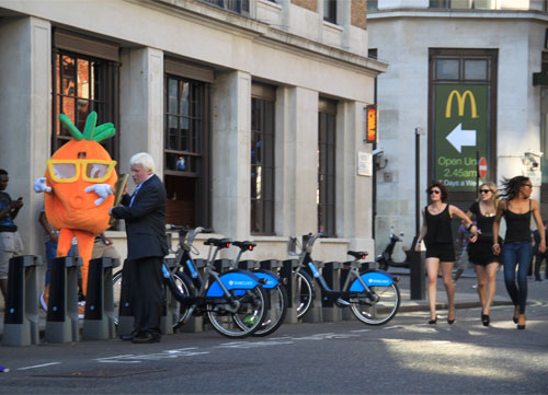 奧運驚現“美女打劫團” 疑似倫敦市長火炬被搶