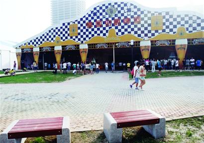 青島啤酒節(jié)設(shè)5千平慕尼黑水晶宮 德國烤肘子烤腸超鮮美 青島啤酒節(jié)設(shè)5千平慕尼黑水晶宮 德國烤肘子烤腸超鮮美