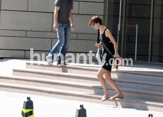 王珞丹露背裝現身狂奔躲記者 受閃婚閃離傳聞困擾