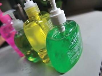 小飯店洗手液味道刺鼻 每斤1元1瓶?jī)?瓶水