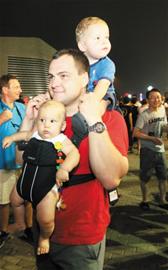 外國游客搶鏡啤酒節