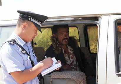 流浪漢被埋倒塌墻下 一瓶水熬過一天一夜 流浪漢被埋倒塌墻下 一瓶水熬過一天一夜