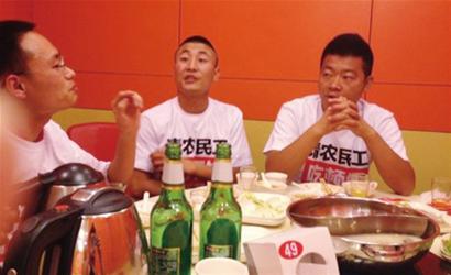 請農民工吃頓飯項目組來青島 臺風中救人3勇士被請吃羊肉