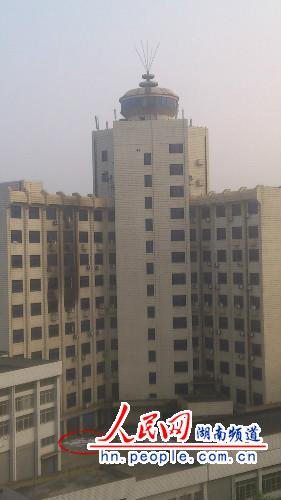 室外的空調外掛曾是四人拼命抓住的“救命稻草”。