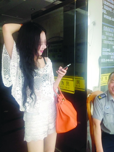 26日，徐姑娘到交警二大隊作筆錄。（圖片來自徐某微博）