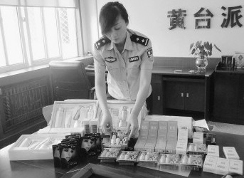 香奈兒香水23元一瓶 21歲小伙組團售假貨落網