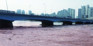 黃河蘭州段百米河堤垮塌 城市供水管道被沖毀 黃河蘭州段百米河堤垮塌 城市供水管道被沖毀