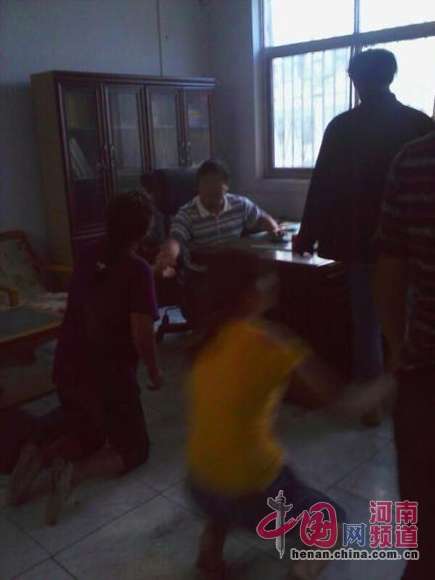 河南6旬老人抗議強征在鎮政府跳樓死亡 40畝莊稼被毀