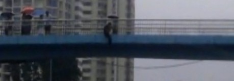 青島膠寧高架跳橋哥抓欄桿懸空 似引體向上渾身發抖