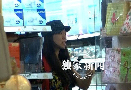 豪門貴婦吳辰君與家人逛平價超市 十足主婦范