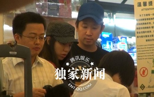 豪門(mén)貴婦吳辰君與家人逛平價(jià)超市 十足主婦范