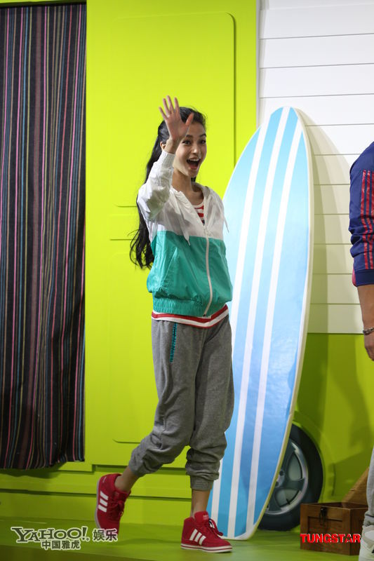 Angelababy牽手彭于晏 情侶裝現身默契十足