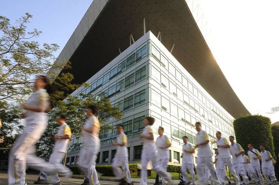 深圳長跑日成公務(wù)員“名牌服裝秀”