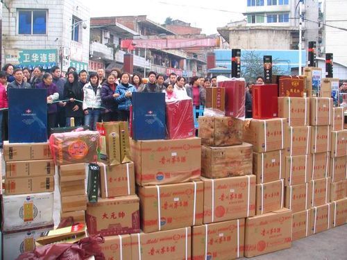 國(guó)企職工街邊曬接待煙酒曝公款吃喝