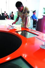 銀行為搭上富翁使盡解數 雇俊男美女貼身伺候似保姆