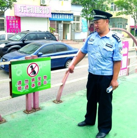 體育街各個入口都設有禁帶寵物入內的標牌