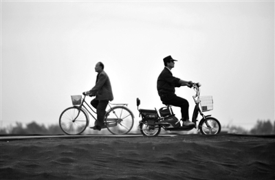 　前日，西安市一位老人騎著自行車與執勤男子擦肩而過。近日，社保專家透露，去年企業職工養老金替代率降至42.9%，將影響養老保障水平。