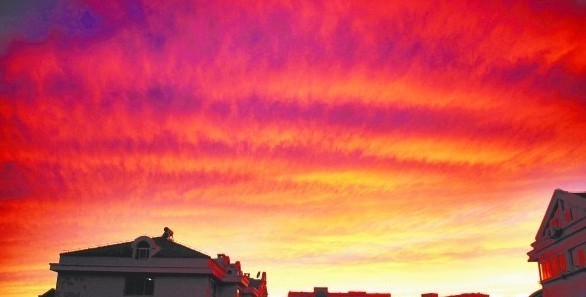 9月13日傍晚，島城上空出現(xiàn)美麗的火燒云