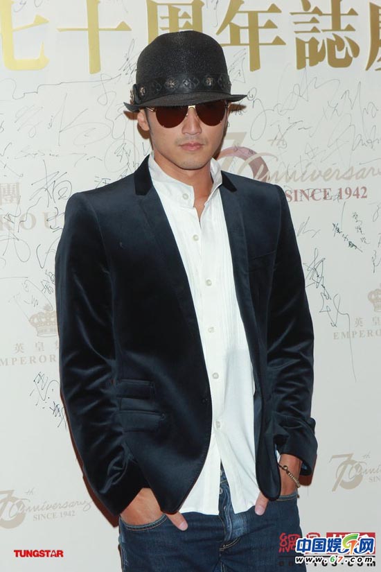 謝霆鋒與張柏芝戲水親密勾手 承認關系好轉