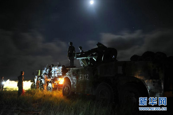 南京軍區部隊夜間實射 司令員親自上陣指導