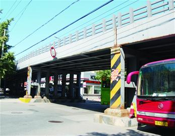 大學(xué)路跨線橋花700萬整容