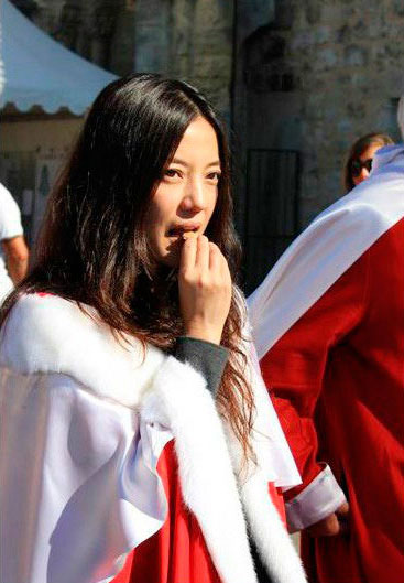 趙薇法國被授魯拉德騎士團封號 身披紅袍場面震撼