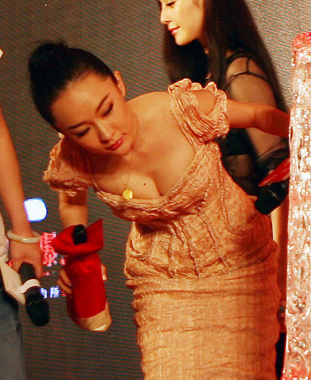 女星深V盤點 安以軒遭同坐偷窺