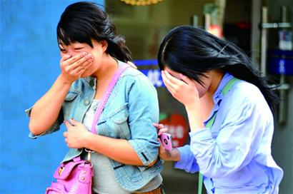 青島北風勁吹落葉狂舞 街頭美女風中凌亂