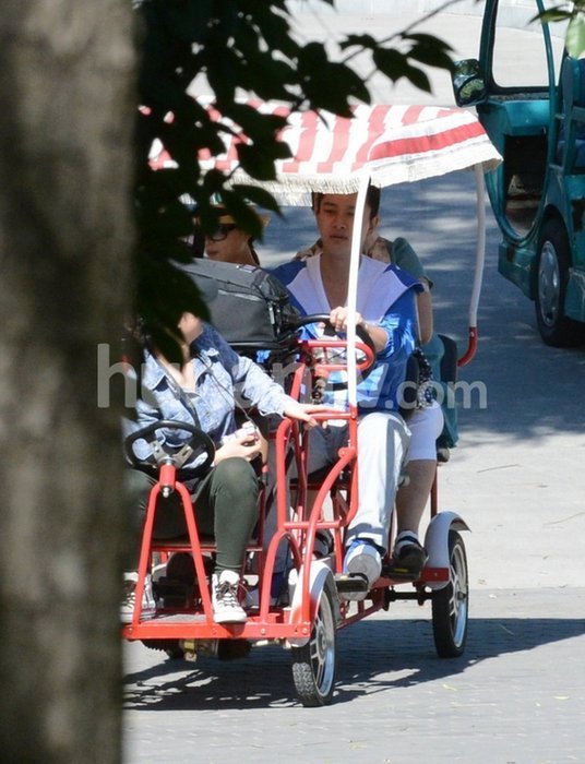 李小璐挺大肚逛公園 賈乃亮嘟嘴配合愛妻自拍