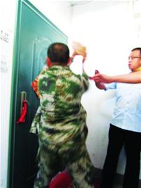 “老賴”搬兵斗債主法院上演連環“鬧”