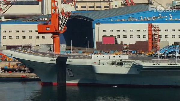 資料圖：中國第一艘航母遼寧號上已懸掛滿旗。