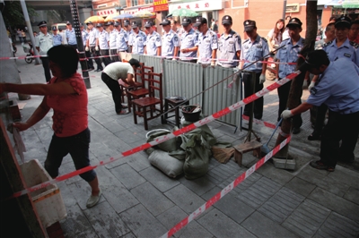 9月19日上午，武昌城管糧道街中隊在進(jìn)行“靜默隊列式執(zhí)法”。