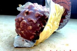 費(fèi)列羅巧克力布滿蟲眼 一口下去現(xiàn)蠕動(dòng)活蟲